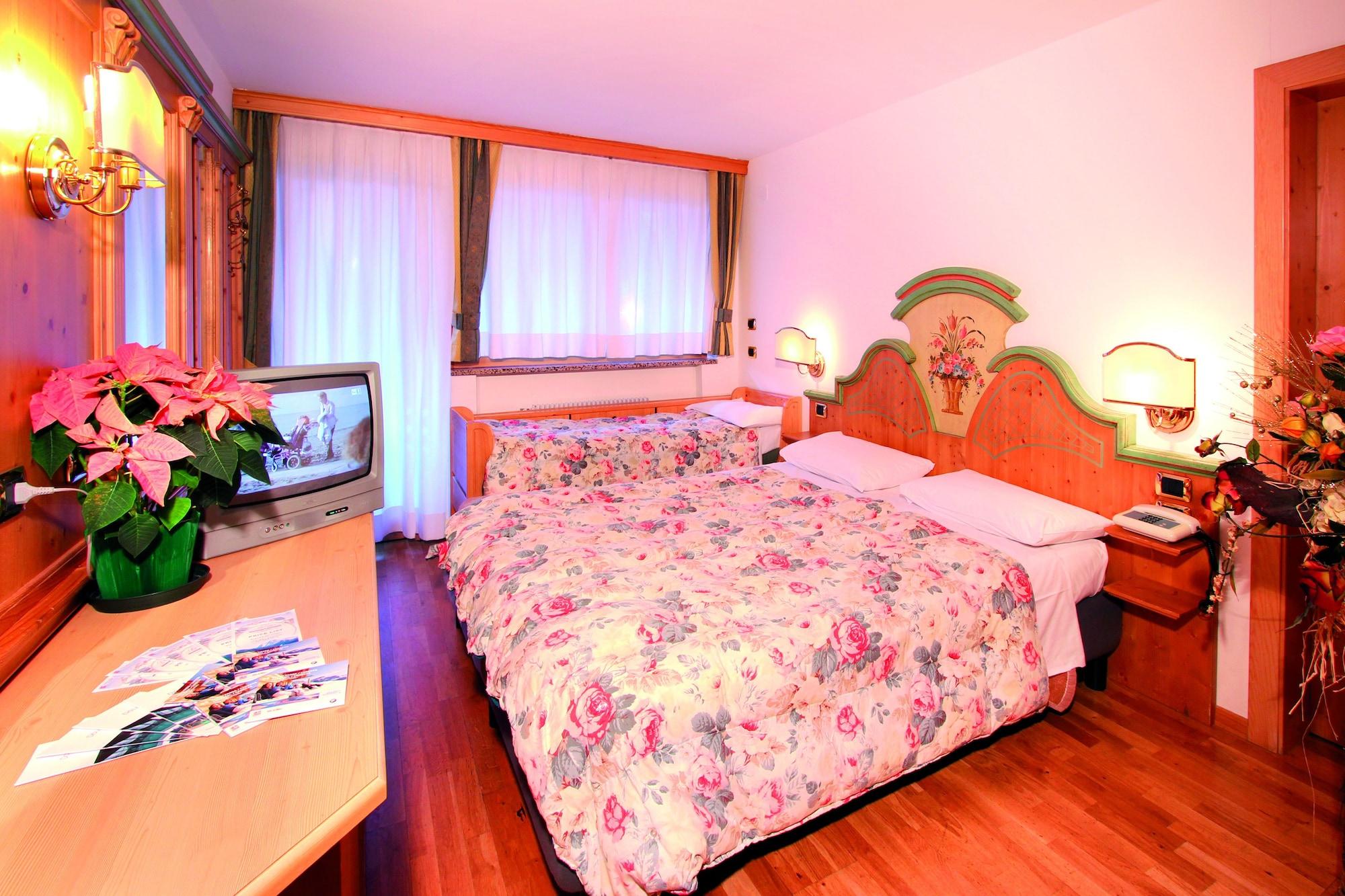 Hotel Dolomiti Schloss Canazei Buitenkant foto