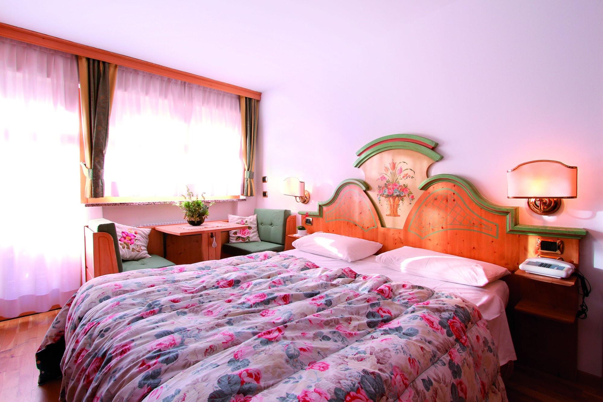 Hotel Dolomiti Schloss Canazei Buitenkant foto