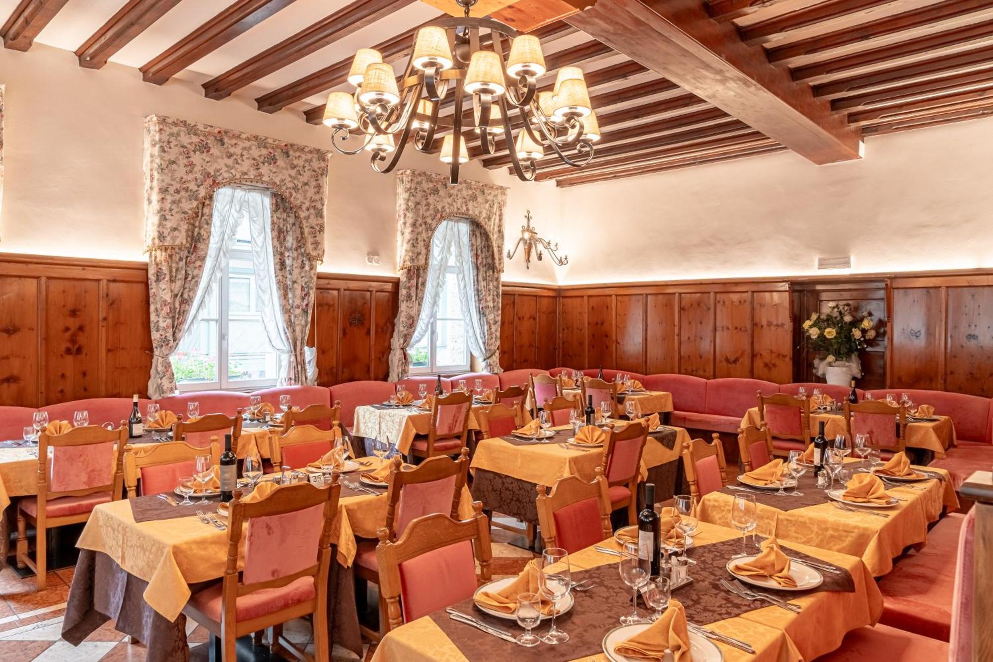 Hotel Dolomiti Schloss Canazei Buitenkant foto