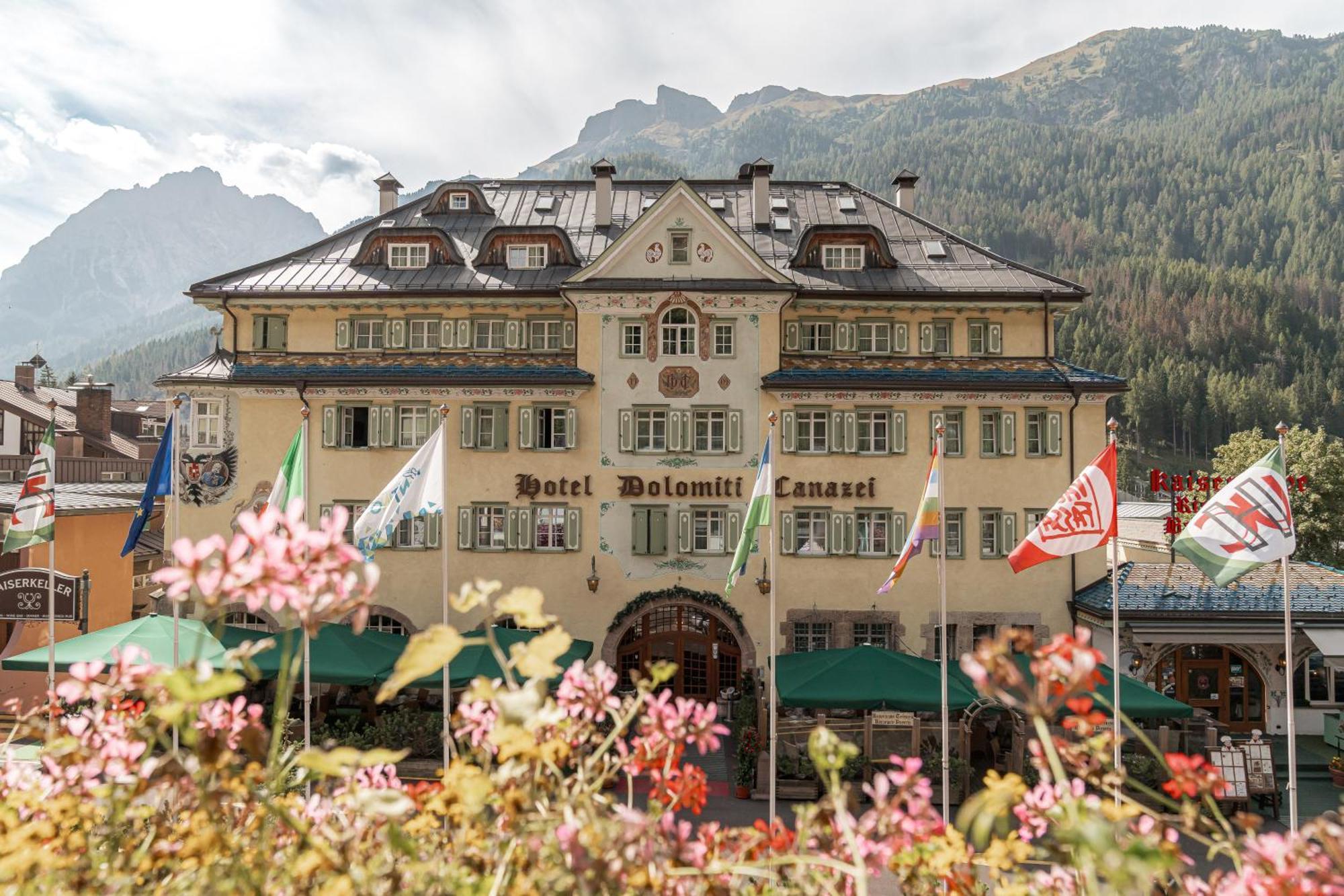 Hotel Dolomiti Schloss Canazei Buitenkant foto