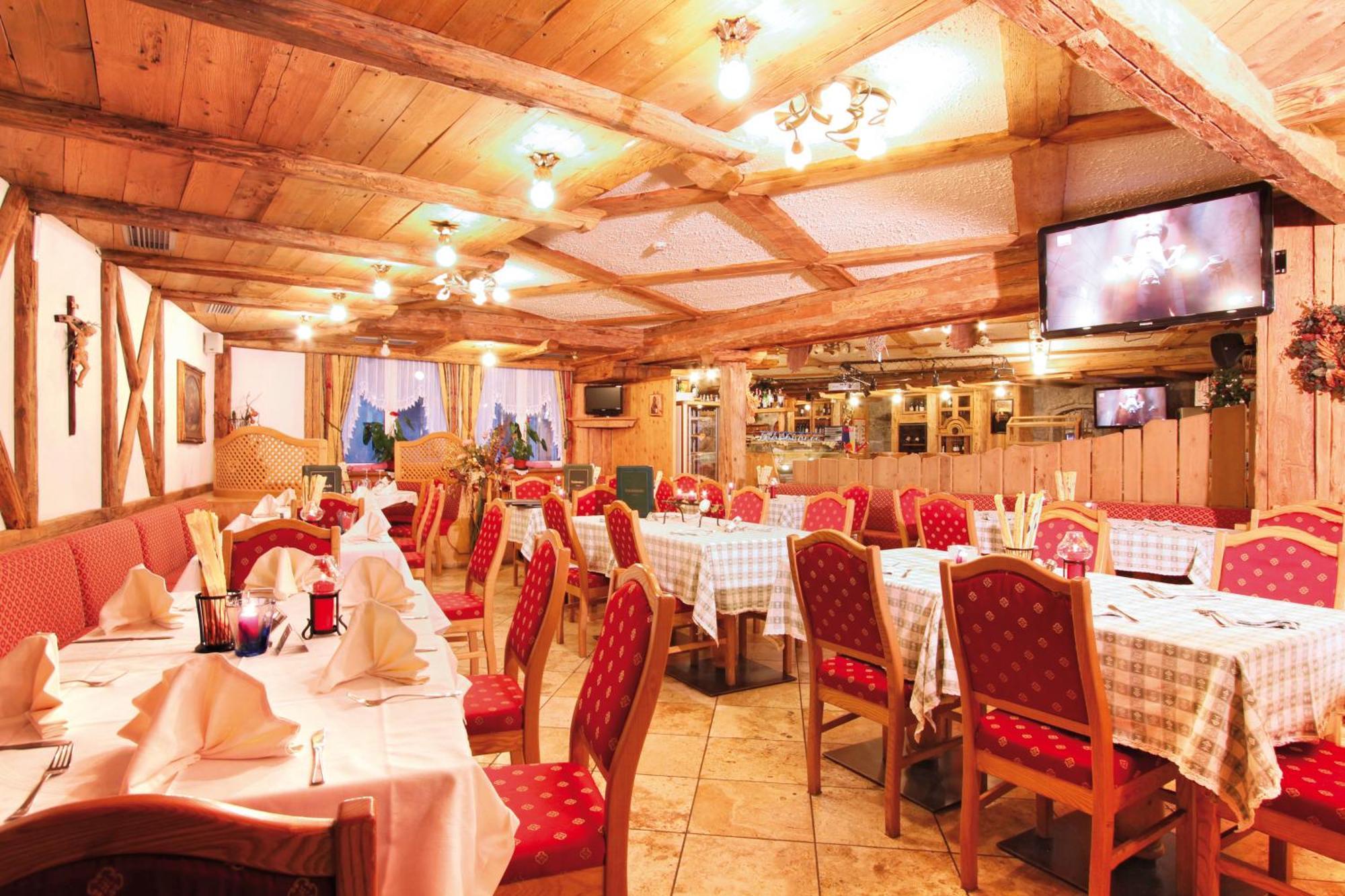 Hotel Dolomiti Schloss Canazei Buitenkant foto