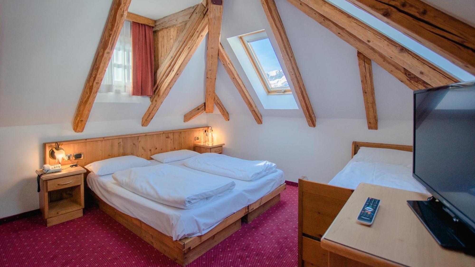 Hotel Dolomiti Schloss Canazei Buitenkant foto