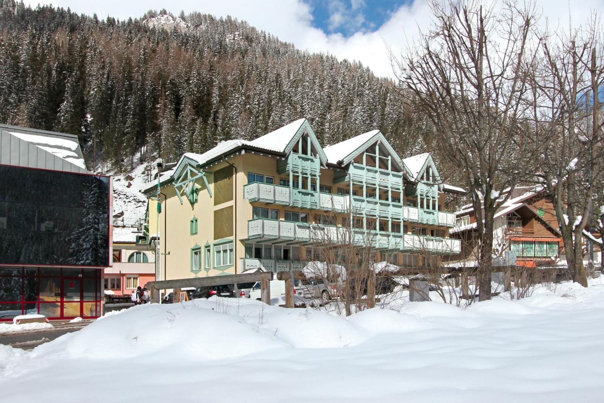 Hotel Dolomiti Schloss Canazei Buitenkant foto