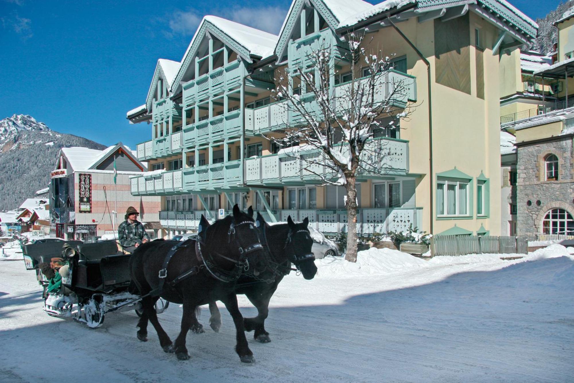 Hotel Dolomiti Schloss Canazei Buitenkant foto