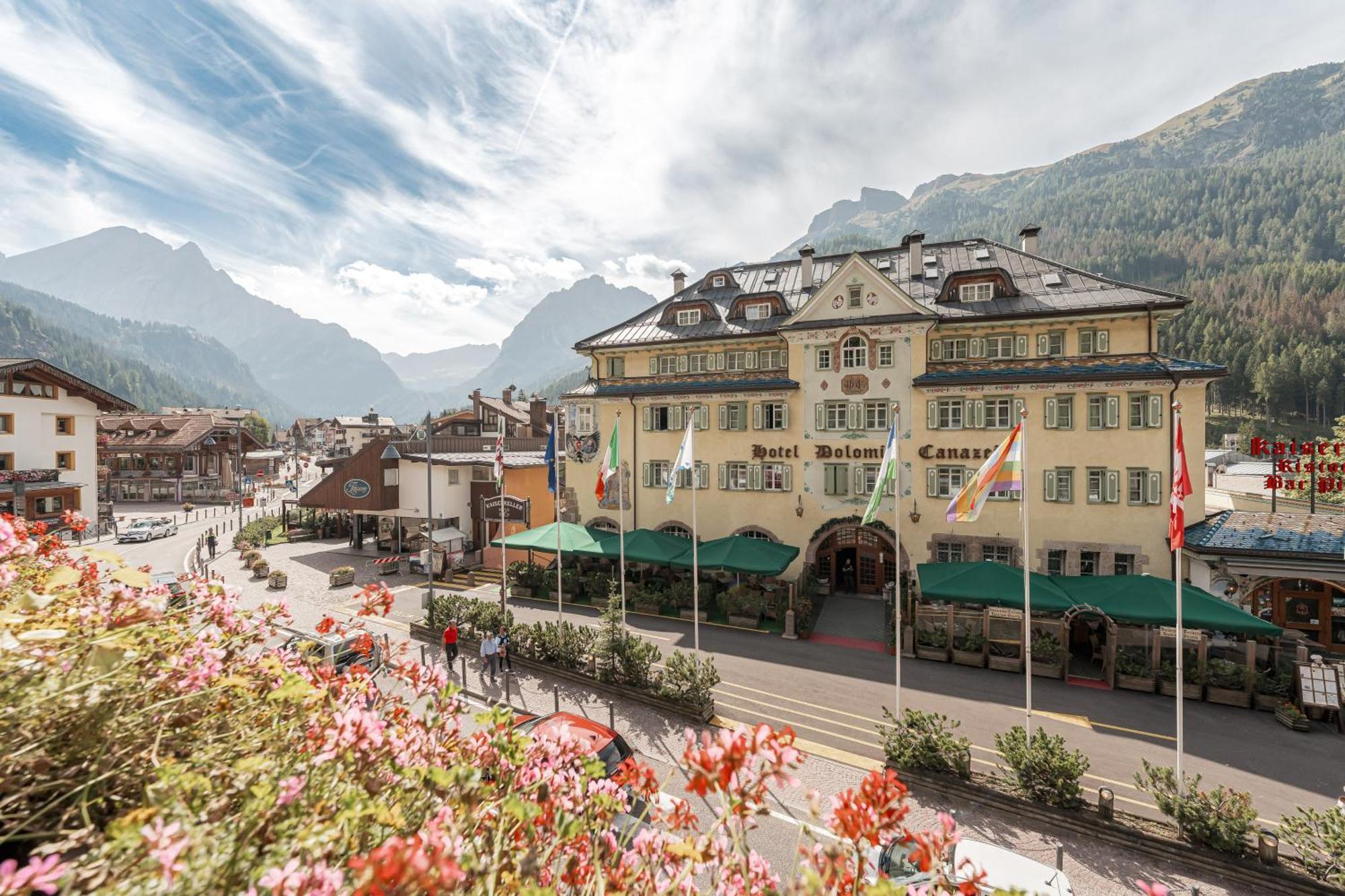 Hotel Dolomiti Schloss Canazei Buitenkant foto