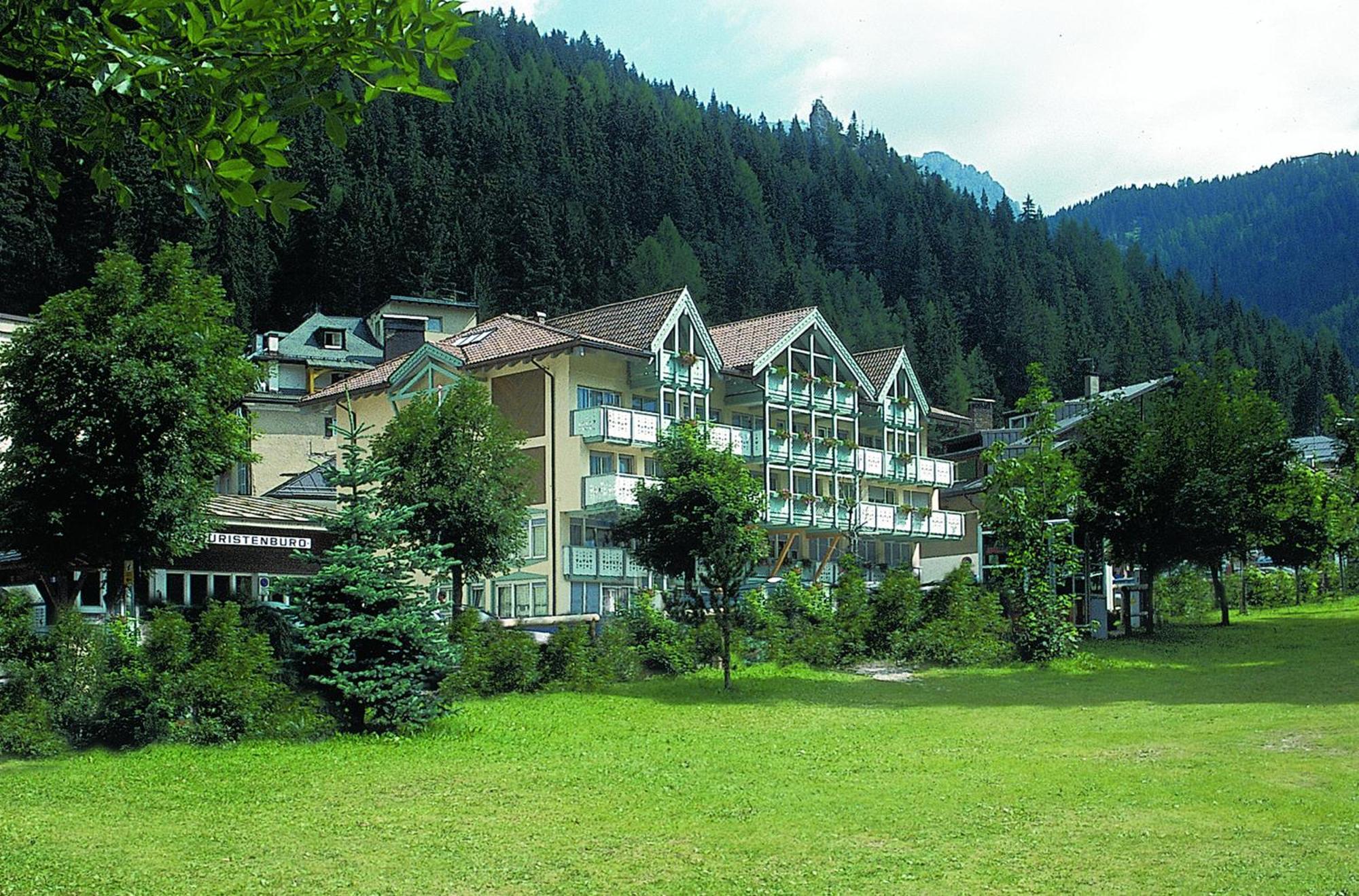 Hotel Dolomiti Schloss Canazei Buitenkant foto