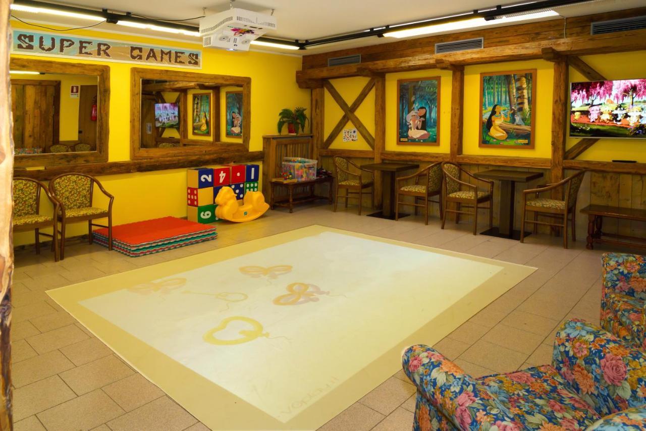 Hotel Dolomiti Schloss Canazei Buitenkant foto