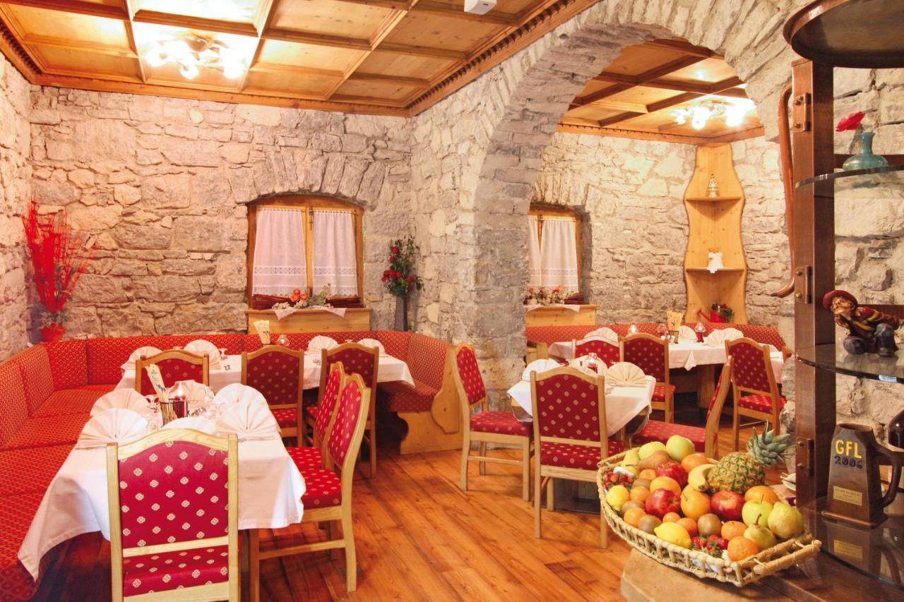Hotel Dolomiti Schloss Canazei Buitenkant foto